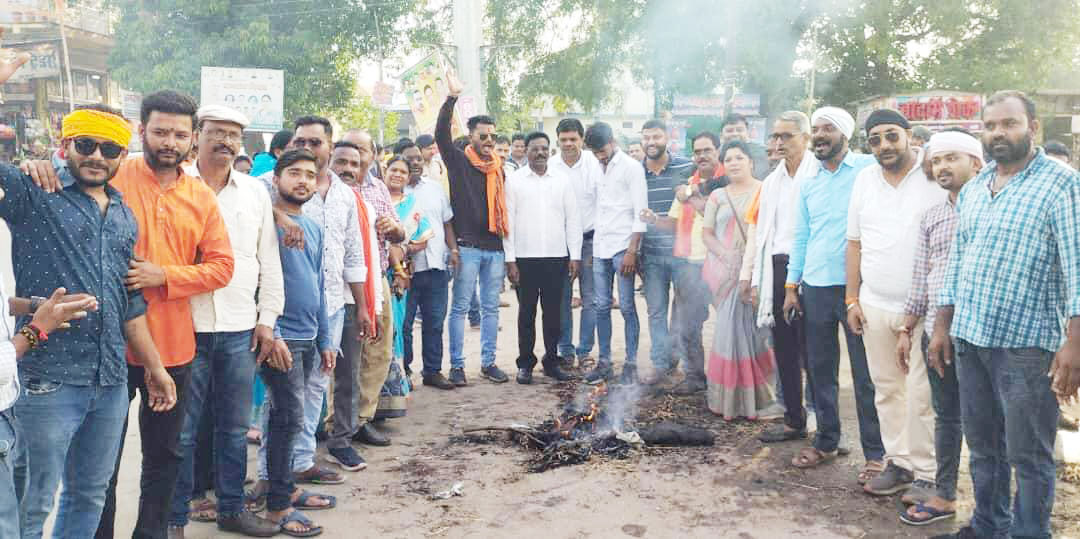 शराब घोटाला को लेकर भाजपाइयों ने किया पुतला दहन