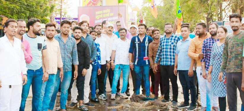 भाजयुमो ने सीएम-आबकारी मंत्री का पुतला फूंका