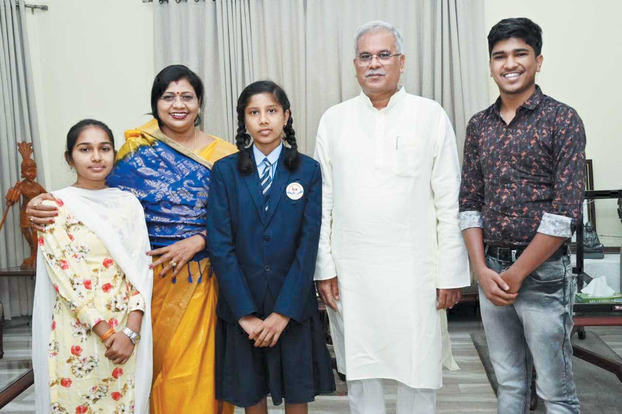 सीएम से टॉपर बच्चों की मुलाकात करवाई विधायक ने दी बधाई