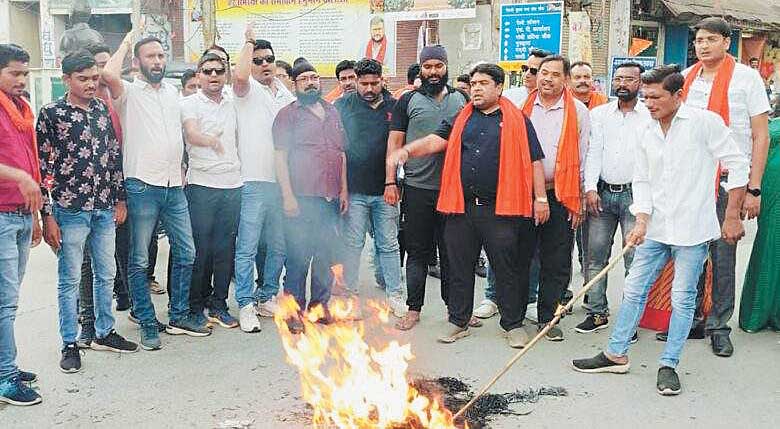 शराब घोटाला: भाजपा शहर मंडल ने फूंका सीएम का पुतला शराब घोटाला: भाजपा शहर मंडल ने फूंका सीएम का पुतला