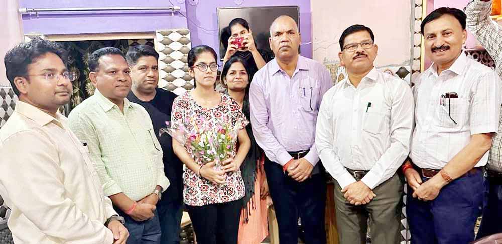 बोर्ड परीक्षा में टॉपर होनहार बेटी को बधाई देने घर पहुंचे कलेक्टर