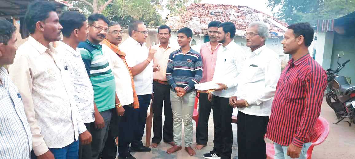 10वीं में दीपक भांडेकर टॉप टेन में, भाजपा नेताओं ने मुंह मीठा कर दी बधाई