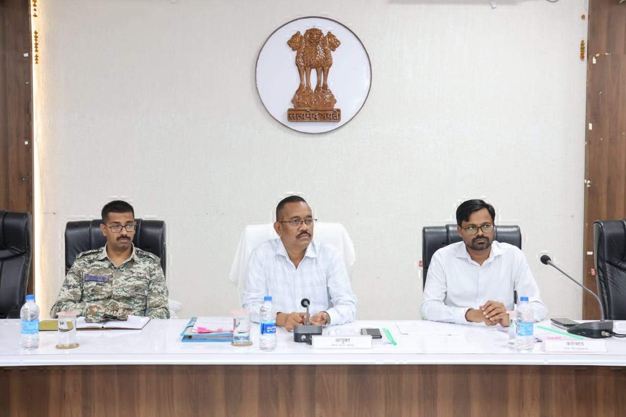 कमिश्नर ने की बीजापुर में विस चुनाव की तैयारियों की समीक्षा