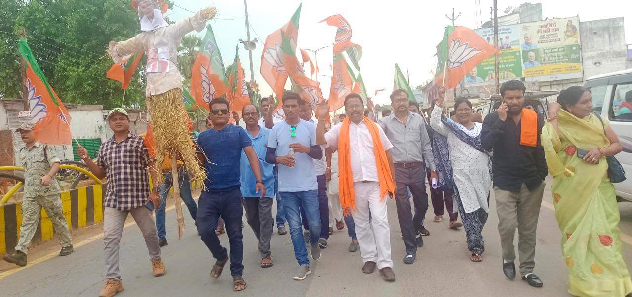 शराब घोटाला, फूंका पुतला