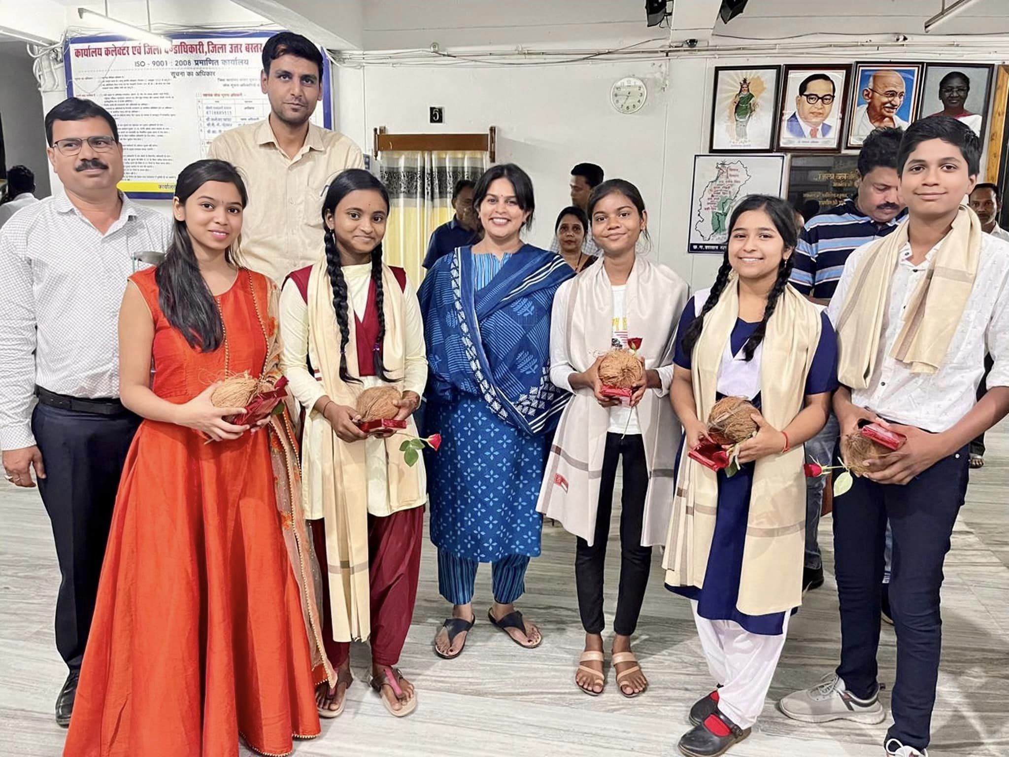 प्रावीण्य सूची में स्थान बनाने वाले विद्यार्थियों को कलेक्टर ने किया सम्मानित