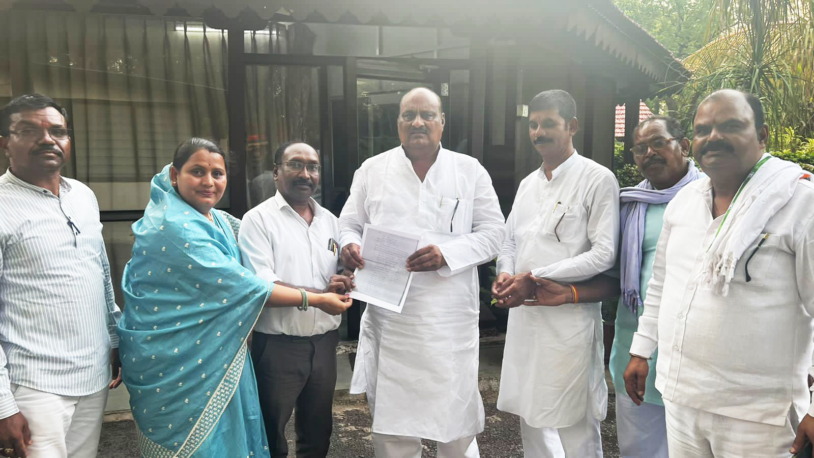 मुआवजा दिलाने विधायक व ब्लॉक अध्यक्ष ने मंत्री को सौंपा ज्ञापन मुआवजा दिलाने विधायक व ब्लॉक अध्यक्ष ने मंत्री को सौंपा ज्ञापन