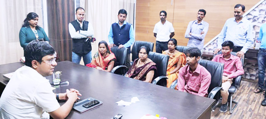 दसवीं के टॉपर राहुल और सूरज ने कलेक्टर से की मुलाकात, सफलता के दिए टिप्स