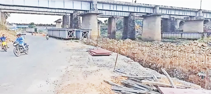 2 करोड़ की लागत से बन रहे चक्रपथ के निर्माण पर रोड़ा 2 करोड़ की लागत से बन रहे चक्रपथ के निर्माण पर रोड़ा