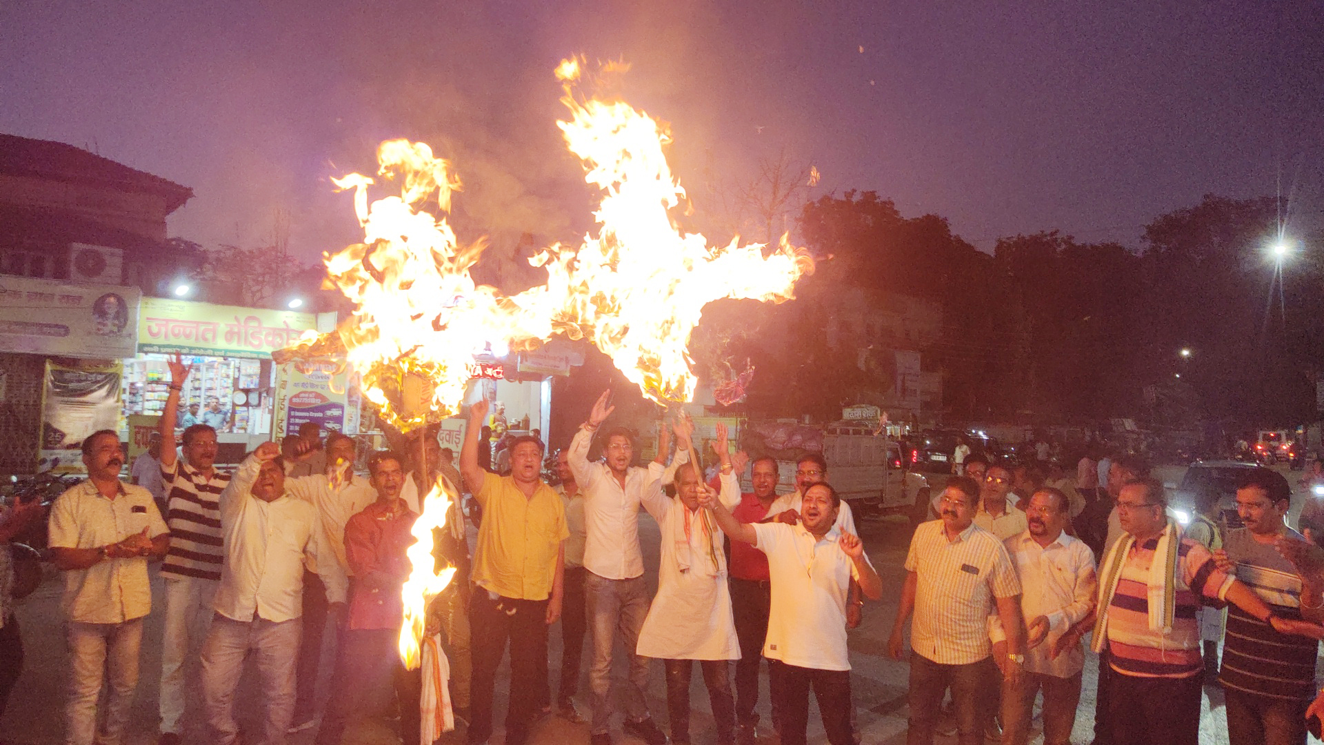 कांग्रेसियों ने ईडी व भाजपा का फूंका पुतला कांग्रेसियों ने ईडी व भाजपा का फूंका पुतला