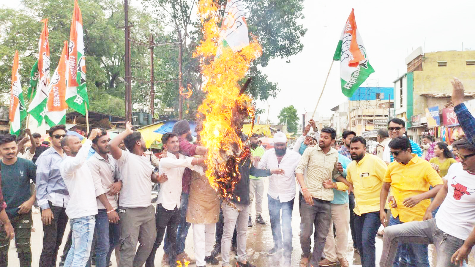 युकां ने जलाया ईडी-भाजपा का पुतला