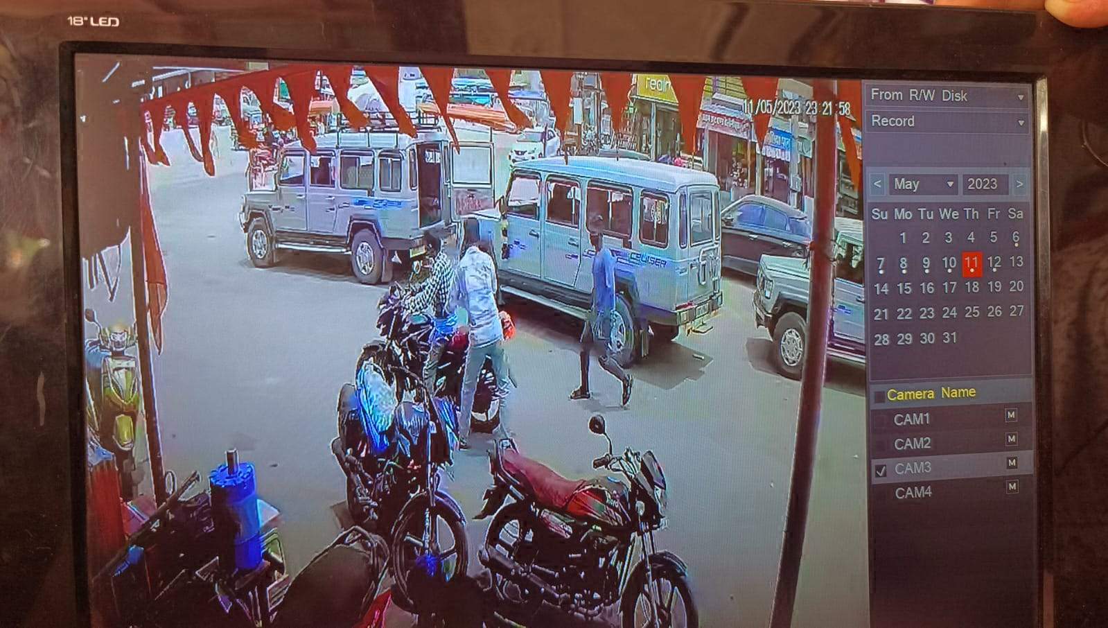 डिक्की से पलक झपकते एक लाख पार
