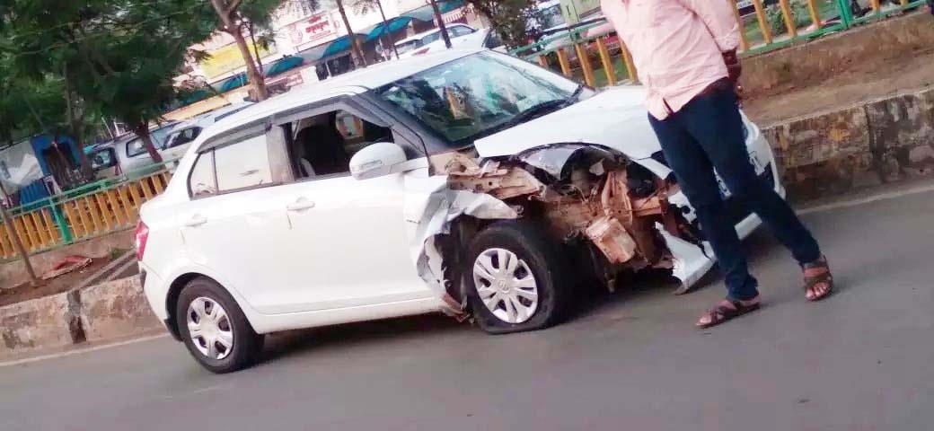 वीआईपी रोड पर कारें भिड़ीं, रिपोर्ट नहीं