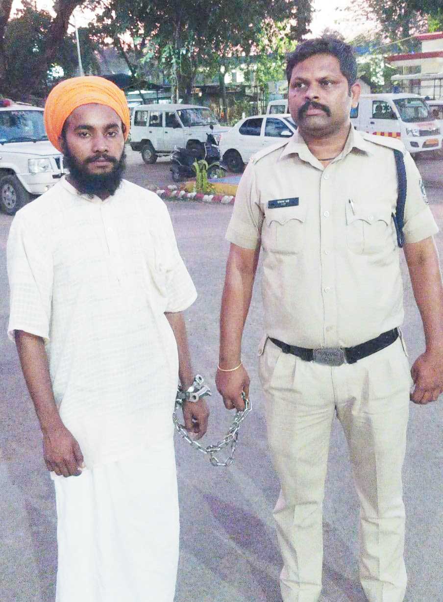 22 वर्ष के साधु ने गुरूजी के दिए स्वर्ण बिस्किट के बदले