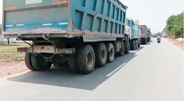 एनएच किनारे फ्लाईऐश डंप करने वाले वाहनों पर कार्रवाई एनएच किनारे फ्लाईऐश डंप करने वाले वाहनों पर कार्रवाई