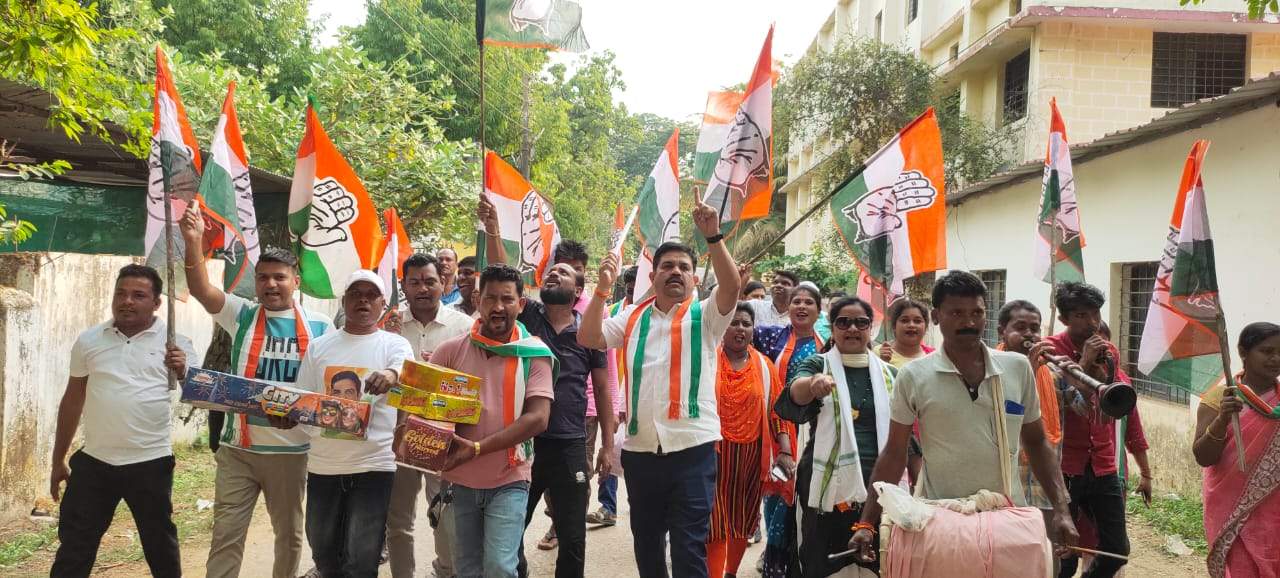 कर्नाटक की जीत पर विधायक विक्रम ने कार्यकर्ताओं संग मनाया जश्न कर्नाटक की जीत पर विधायक विक्रम ने कार्यकर्ताओं संग मनाया जश्न