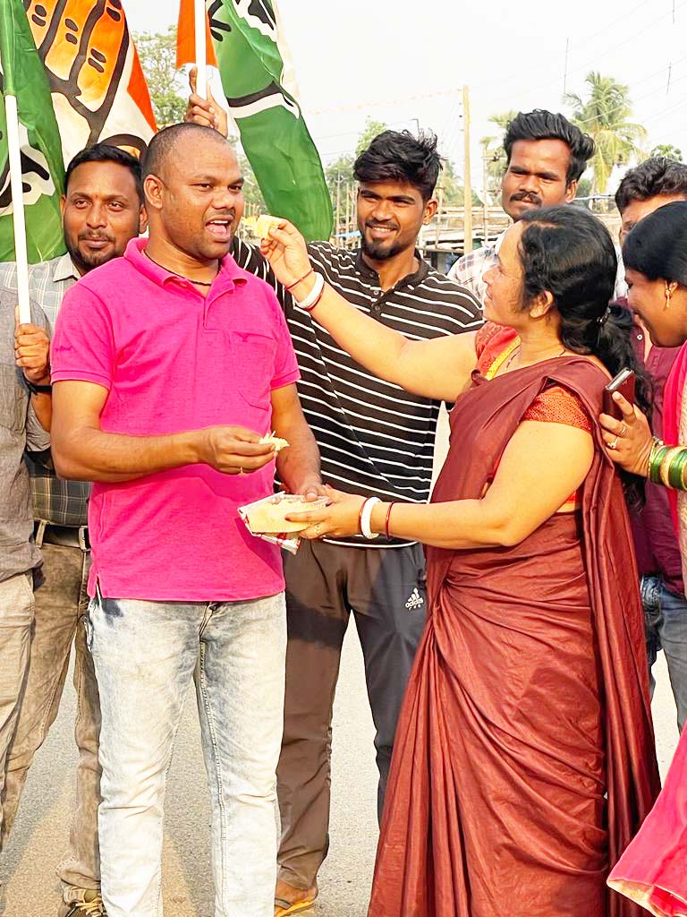 जीत की खुशी में आवापल्ली में कांग्रेसियों ने फोड़े पटाखे जीत की खुशी में आवापल्ली में कांग्रेसियों ने फोड़े पटाखे