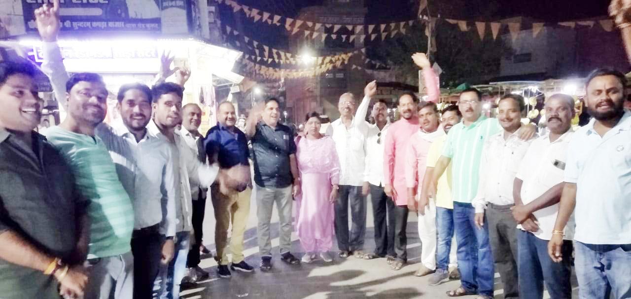 बजरंग बली का जयकारा लगा कांग्रेसियों ने कर्नाटक जीत  पर मनाया जश्न