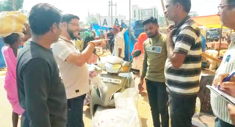 साप्ताहिक बाजार से 21 किलो प्रतिबंधित पॉलीथिन जब्त साप्ताहिक बाजार से 21 किलो प्रतिबंधित पॉलीथिन जब्त