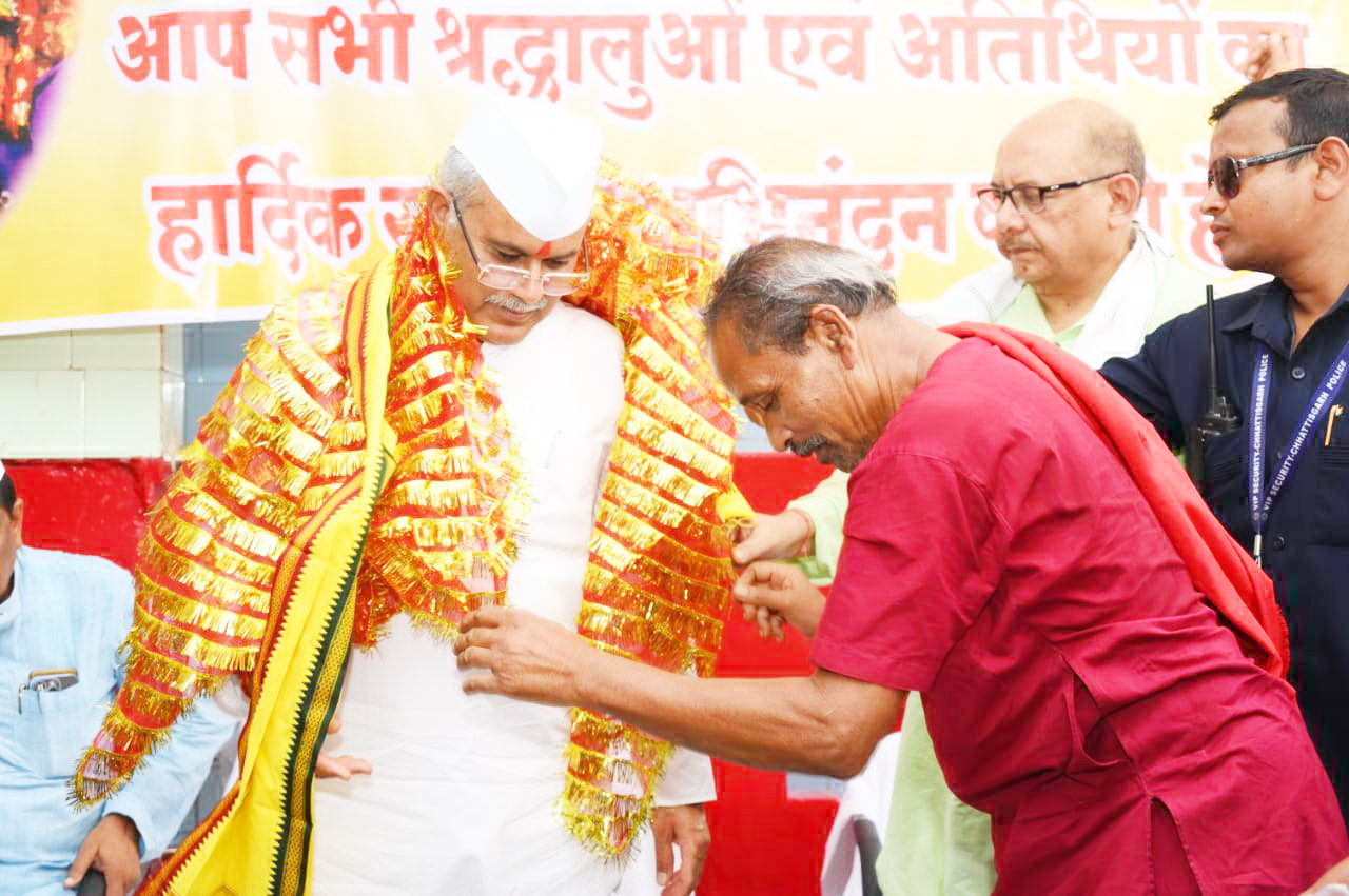 सीएम पहुंचे भाटापारा, माँ मावली माता मंदिर में पूजा-अर्चना सीएम पहुंचे भाटापारा, माँ मावली माता मंदिर में पूजा-अर्चना