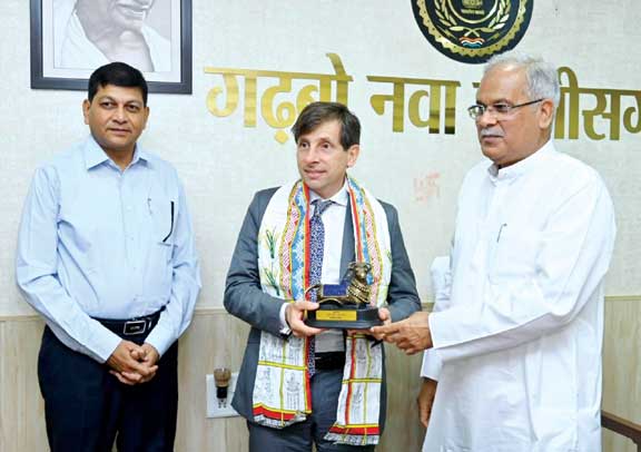 मुख्यमंत्री से फ्रांस के कौंसल जनरल ने की सौजन्य मुलाकात