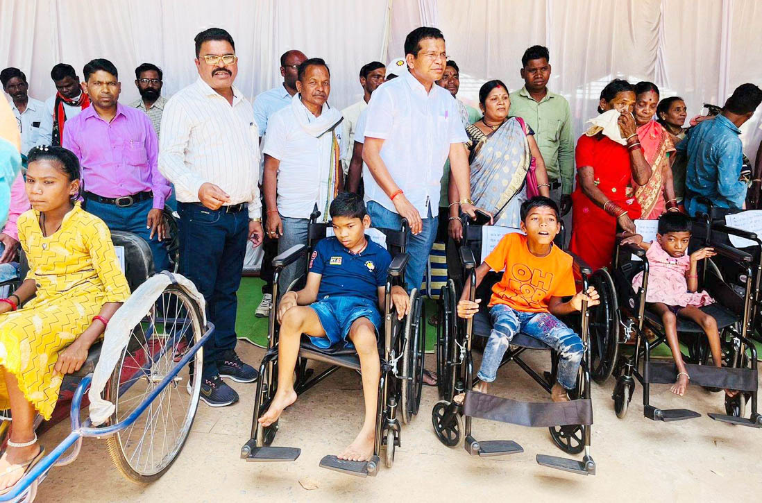 दिव्यांग बच्चों को उपकरण वितरण