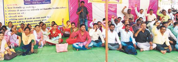 मांगों के ले पटवारी बेमुद्दत हड़ताल