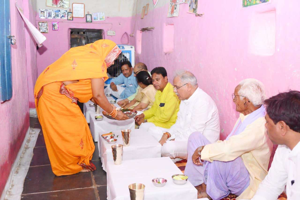 सीएम ने किसान ढेलुराम के घर किया भोजन छत्तीसगढ़ी व्यजंनों का चखा स्वाद सीएम ने किसान ढेलुराम के घर किया भोजन छत्तीसगढ़ी व्यजंनों का चखा स्वाद