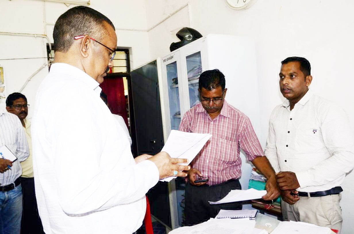 दरभा तहसील कार्यालय का निरीक्षण, ग्रामीण से चर्चा 