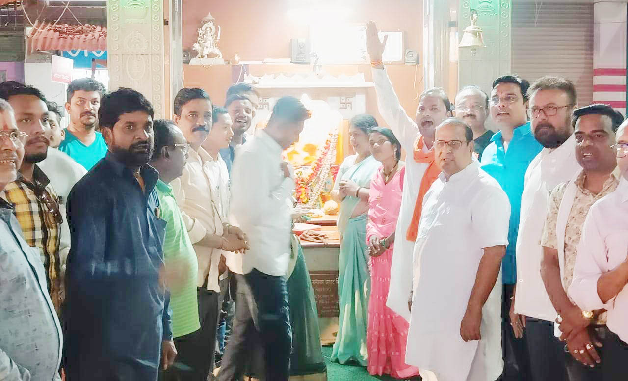 कांग्रेसियों ने कर्नाटक चुनाव में जीत की खुशियां मनाई