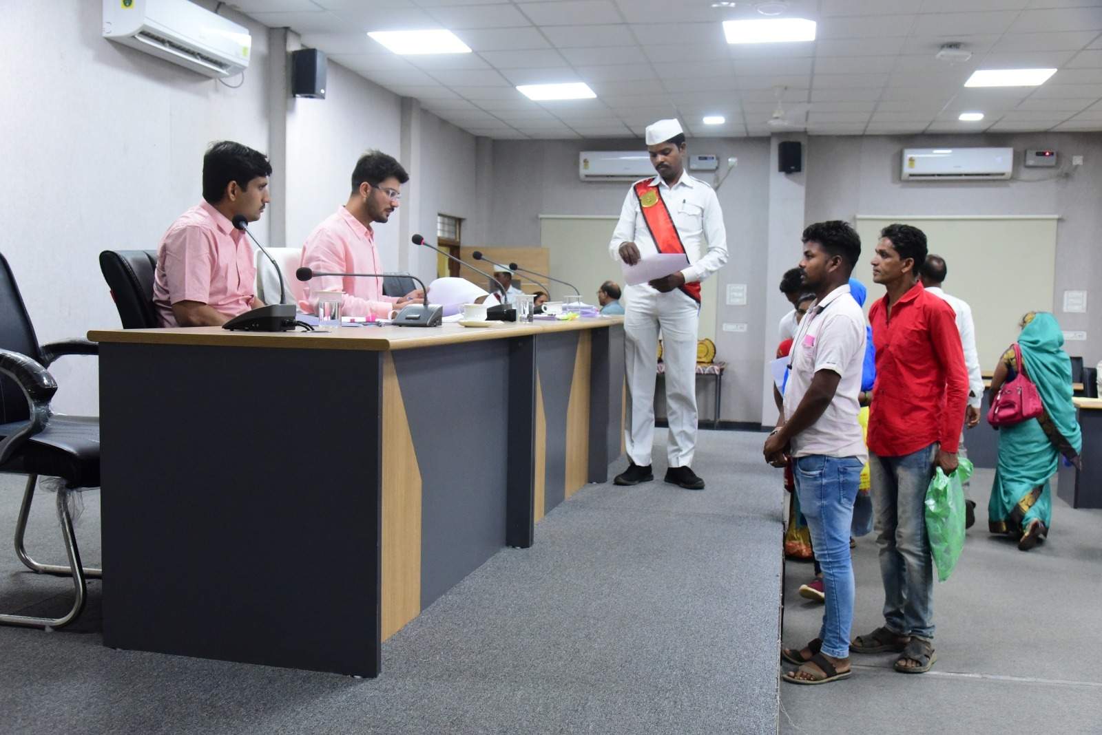 कलेक्टर ने जनदर्शन में सुनी समस्याएं कलेक्टर ने जनदर्शन में सुनी समस्याएं
