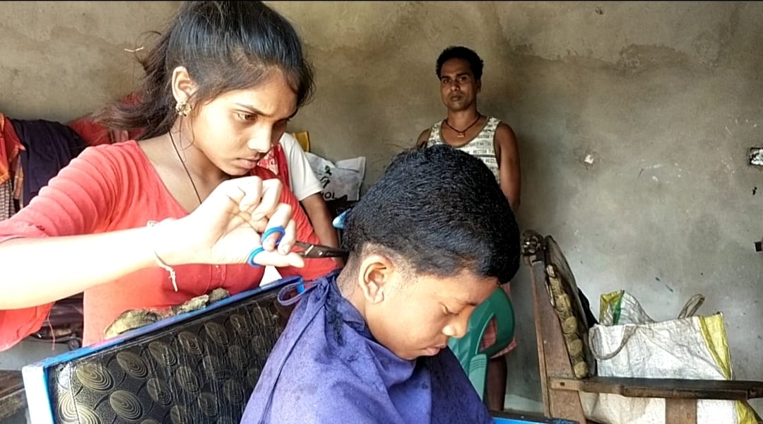 पिता की व्यथा देख बेटी ने संभाला पैतृक व्यवसाय, सेलून में करती है नाई का काम