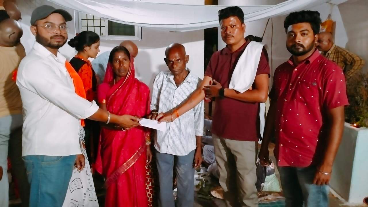 पार्षद टिकेश्वर ध्रुव ने दी श्रद्धांजलि राशि