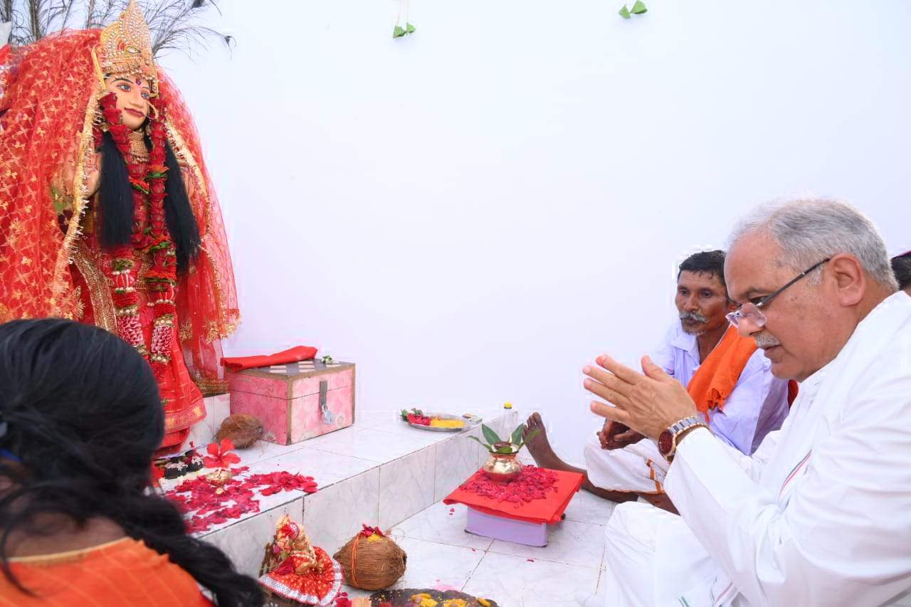 सीएम ने चन्द्र मौली माता मंदिर में की पूजा-अर्चना