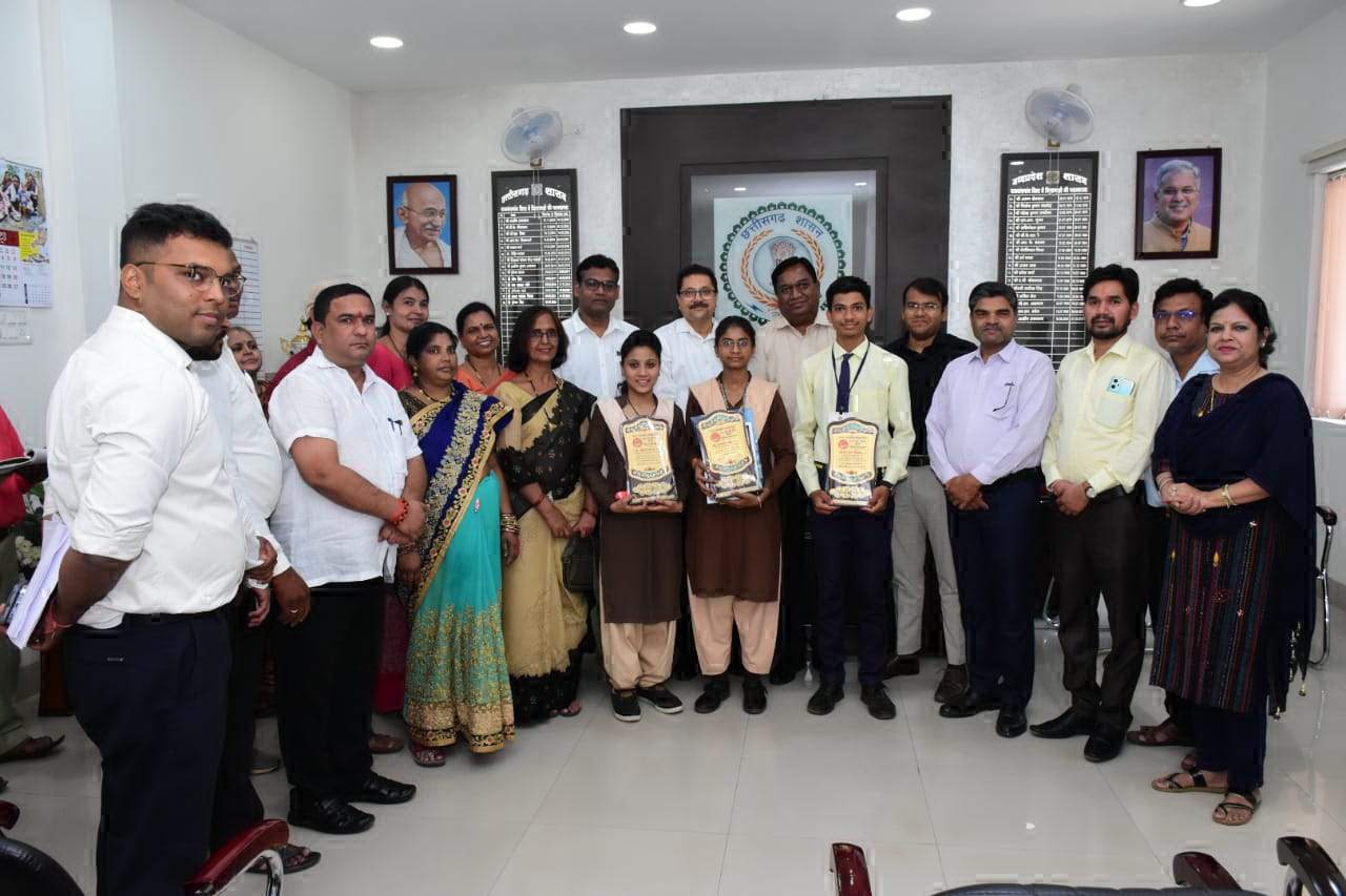 कलेक्टर ने प्रतिभावान विद्यार्थियों को अपनी कुर्सी पर बिठाकर किया सम्मानित कलेक्टर ने प्रतिभावान विद्यार्थियों को अपनी कुर्सी पर बिठाकर किया सम्मानित