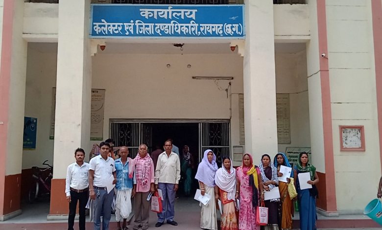 पेंशन के लिए दर-दर भटक रहे वृद्ध, जनदर्शन में लगाई गुहार पेंशन के लिए दर-दर भटक रहे वृद्ध, जनदर्शन में लगाई गुहार