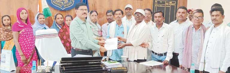 विधायक कमरो के खिलाफ अमर्यादित शब्दों का इस्तेमाल करने का आरोप