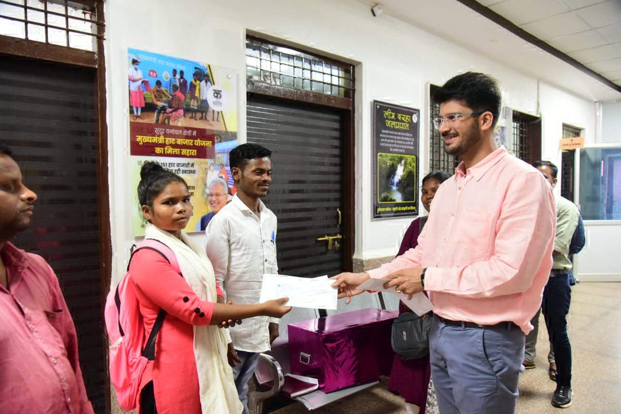 क्षितिज अपार संभावनाएं: दो दिव्यांगों को शिक्षा के लिए दी आर्थिक मदद क्षितिज अपार संभावनाएं: दो दिव्यांगों को शिक्षा के लिए दी आर्थिक मदद