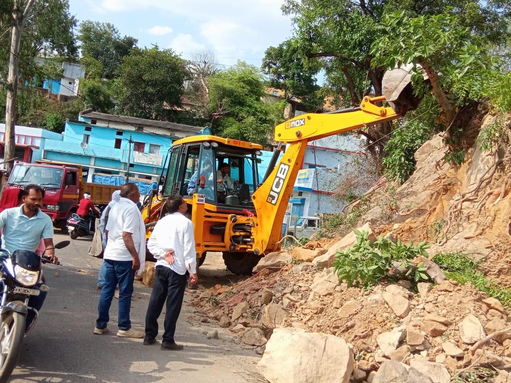 अंधे मोड़ से होते थे हादसे,  महापौर ने कराया सीधा   
