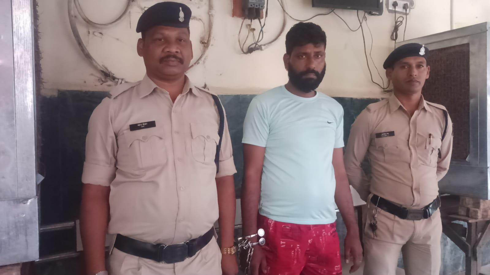 सवारी बनकर बैठा आटो में, उतरा तो  एक लाख रूपए का पैकेट था हाथों में 