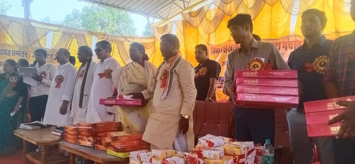 जनसंवाद में रामानुजगंज विधायक ने सुनी समस्याएं निराकरण का आश्वासन