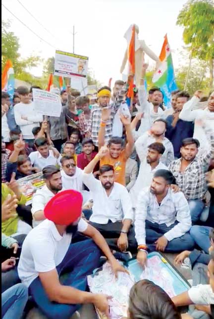 डॉ. रमन का आवास घेरने नकली नोटों का बंडल लेकर पहुंचे एनएसयूआई कार्यकर्ता