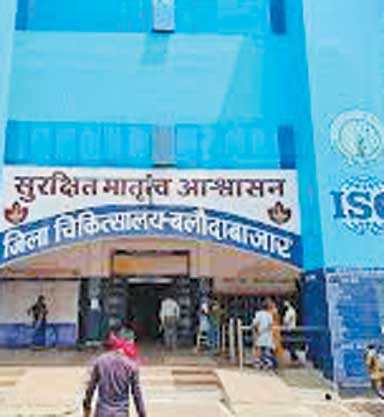 जिला अस्पताल में ही डॉक्टर कम आधे पद खाली