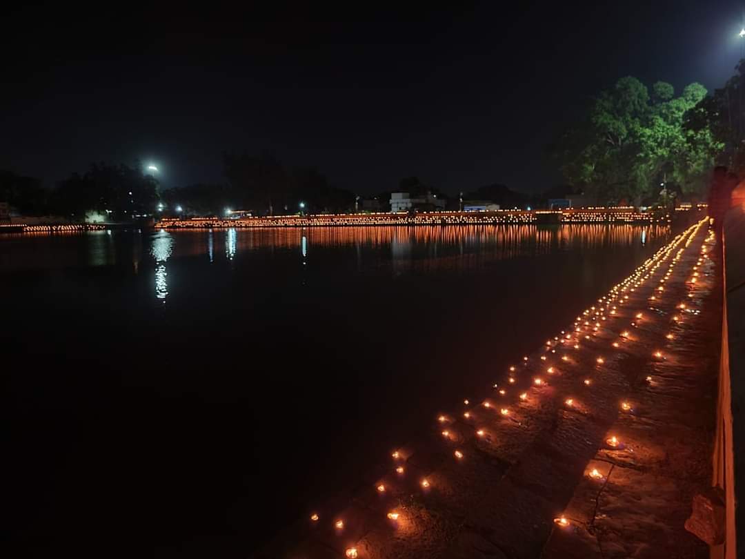 सवा लाख दीयों की रौशनी से सरोबार रहा घाट सवा लाख दीयों की रौशनी से सरोबार रहा घाट