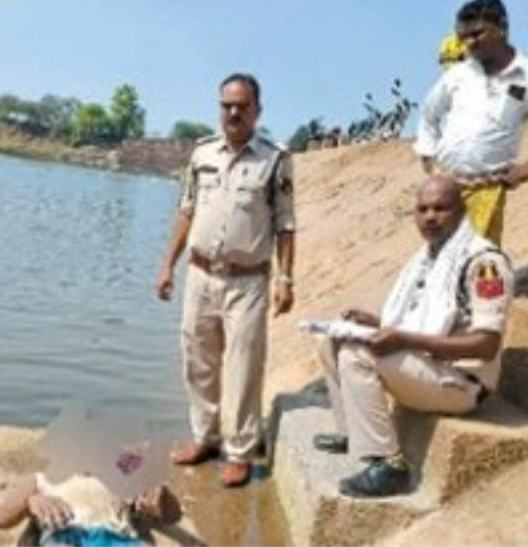 शिवनाथ नदी के ग्राम खमरिया एनिकेट में मिला युवक का शव, हत्या की आशंका शिवनाथ नदी के ग्राम खमरिया एनिकेट में मिला युवक का शव, हत्या की आशंका