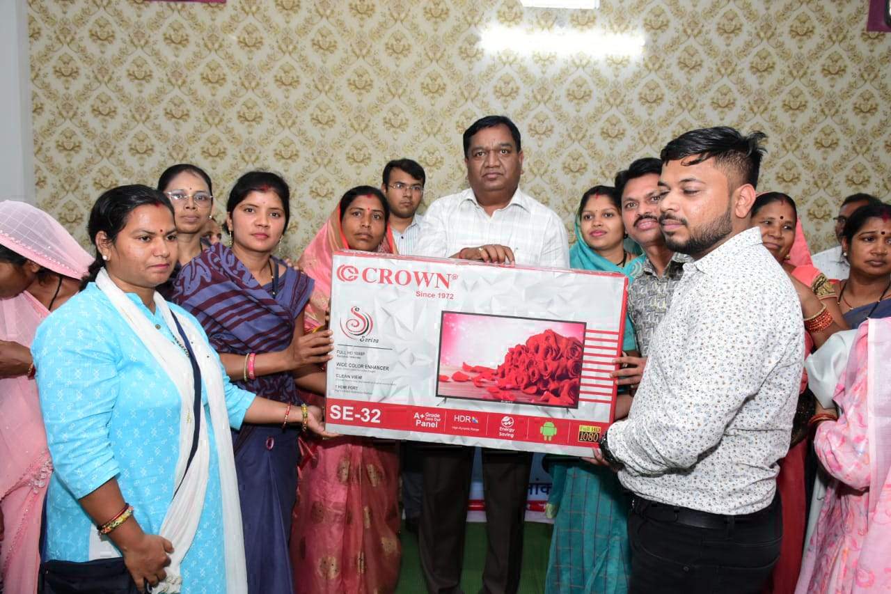 सरपंचों ने आंगनबाड़ी केंद्रों के लिए दान की 32 स्मार्ट टीवी सरपंचों ने आंगनबाड़ी केंद्रों के लिए दान की 32 स्मार्ट टीवी