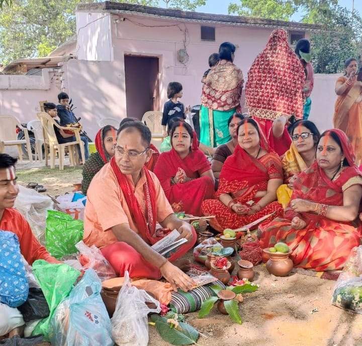 वट वृक्ष की पूजा कर पति की लंबी उम्र की कामना