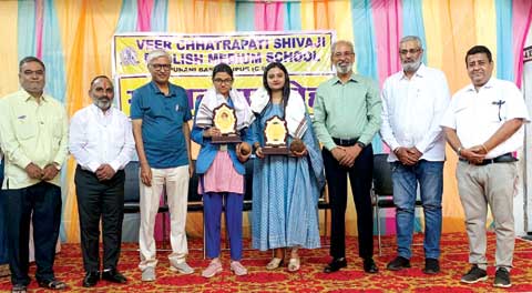  सफलता का परचम लहराया, खुशबू और झरना सम्मानित