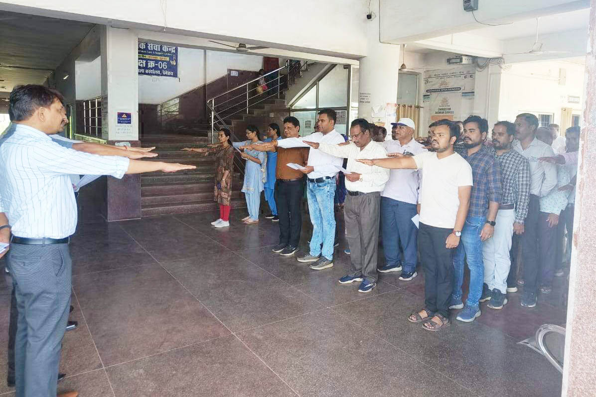 कलेक्टर ने आतंकवादी विरोधी दिवस की शपथ दिलाई कलेक्टर ने आतंकवादी विरोधी दिवस की शपथ दिलाई