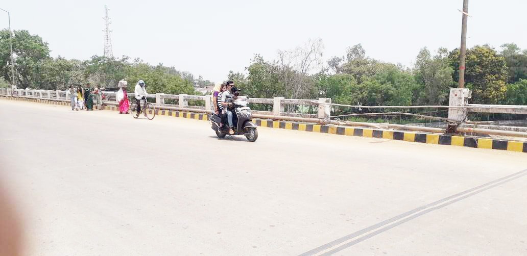 टूटा रेलिंग हादसे को दे रहा निमंत्रण टूटा रेलिंग हादसे को दे रहा निमंत्रण