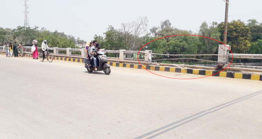 टूटा रेलिंग हादसे को दे रहा निमंत्रण
